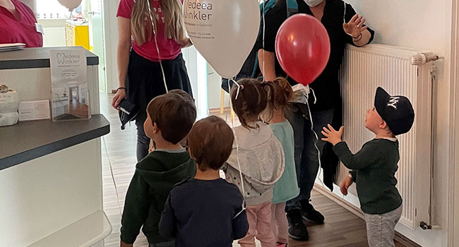 Kinder erhalten Ballons